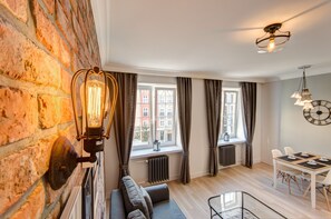 컴포트 아파트, 침실 1개, 시내 전망 (4 Adults) | 거실 | 평면 TV