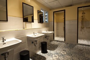 Standard Twin Room | Bathroom | Shower, free toiletries, hair dryer - The Motley House - Hostel (Bangkok)
