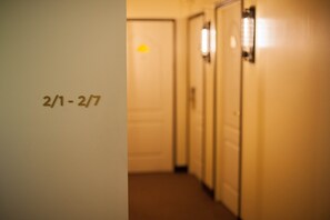 Hallway - The Motley House - Hostel (Bangkok)