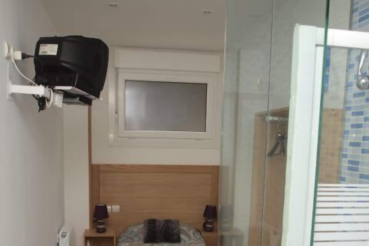 Single Room | Cribs (free), rollaway beds (surcharge), WiFi (free)