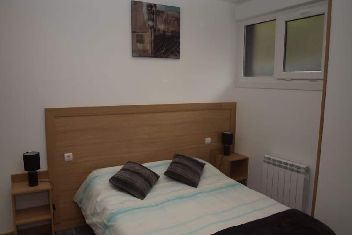 Cribs (free), rollaway beds (surcharge), WiFi (free)