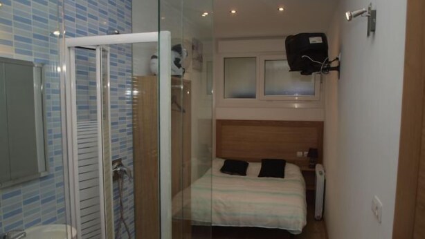 Cribs (free), rollaway beds (surcharge), WiFi (free) - Pensión Andoain (Andoain)