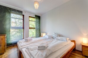 Standard-huoneisto, 1 makuuhuone, jokinäköala (4 people) | Ylelliset vuodevaatteet, silitysrauta/-lauta, vauvansängyt