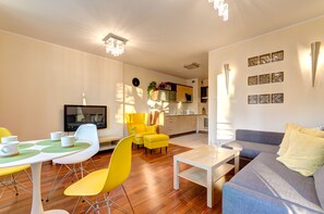 Comfort-huoneisto, 1 makuuhuone, parveke (Lastadia 35 street) | Olohuone | 32–tuumainen taulutelevisio, jossa kaapelikanavat