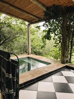 6 outdoor pools, sun loungers