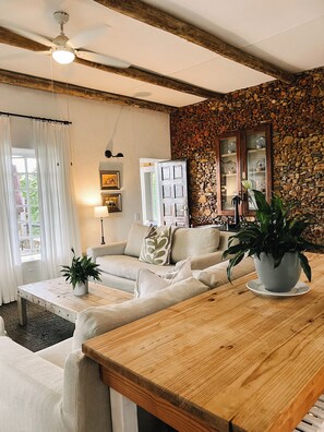 Habitació de luxe | Sala d'estar | Televisor LED de 0 polzades amb canals per satèl·lit i televisor 
