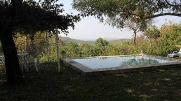 6 piscinas al aire libre, tumbonas