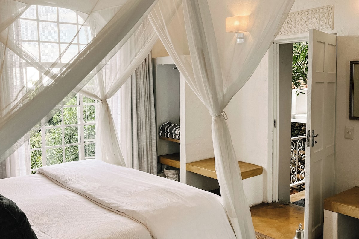 Couple Bed and Breakfast en-suite | In-room safe, individually decorated, individually furnished, free WiFi