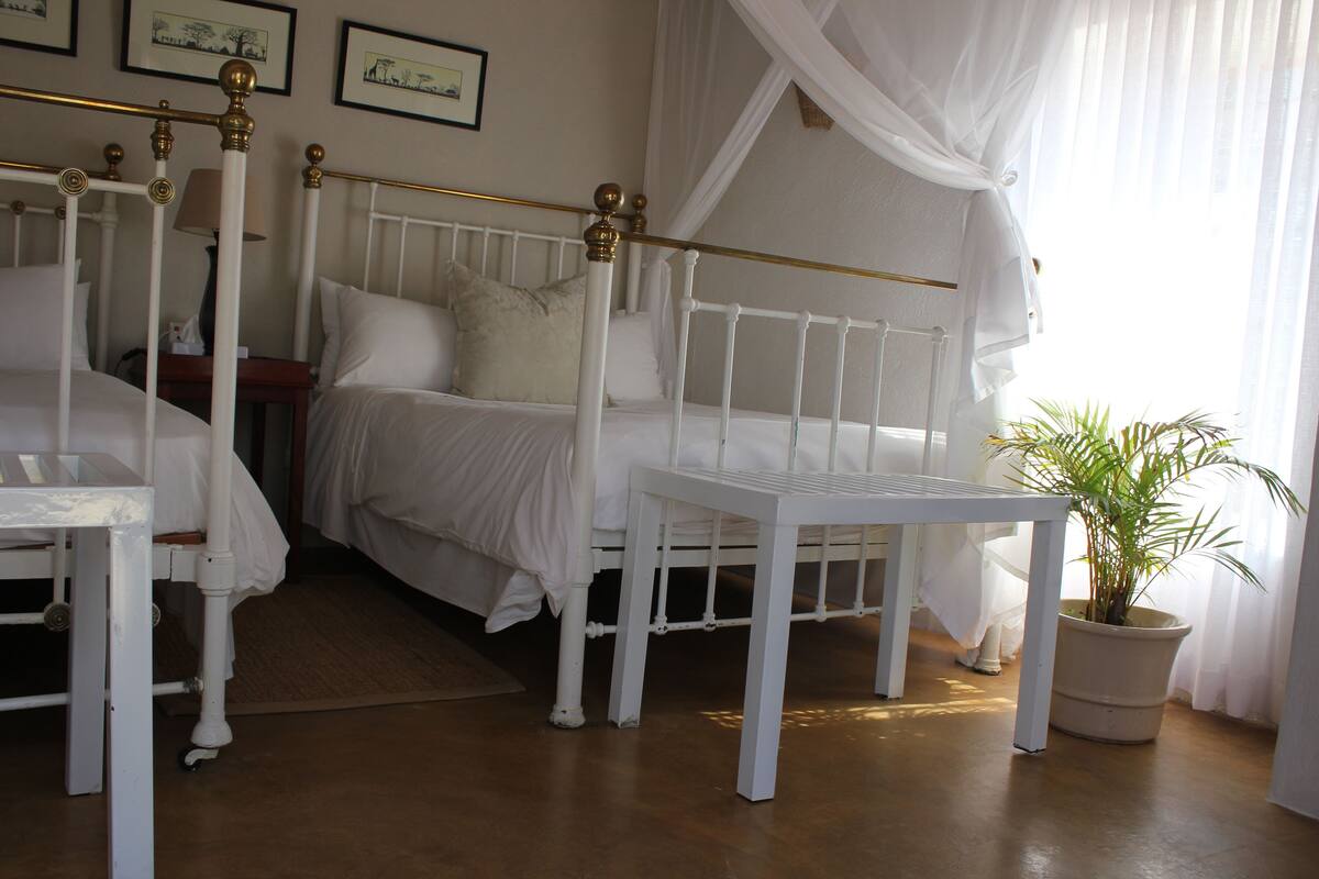 Luxe tweepersoonskamer | Een kluis op de kamer, individueel gedecoreerd, individueel gemeubileerd