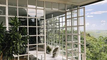 Chambre Luxe avec lits jumeaux | Coin séjour | Télévision LED de 0 pouces avec chaßnes par satellite, télévision