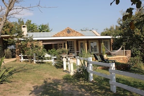 Family Stone Cottage | Uitzicht op de tuin