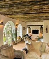 Lobby lounge
