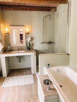 Balcony Room Bed and Breakfast en-suite | Bathroom | Hair dryer, towels, shampoo
