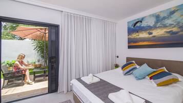 Deluxe studio suite, 1 queensize bed, patio | 1 slaapkamer, een kluis op de kamer, een bureau, geluiddichte muren