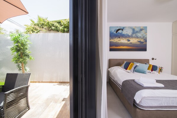 华丽开间套房, 1 张大床, 露台 | 1 多间卧室、客房内保险箱、办公桌、隔音