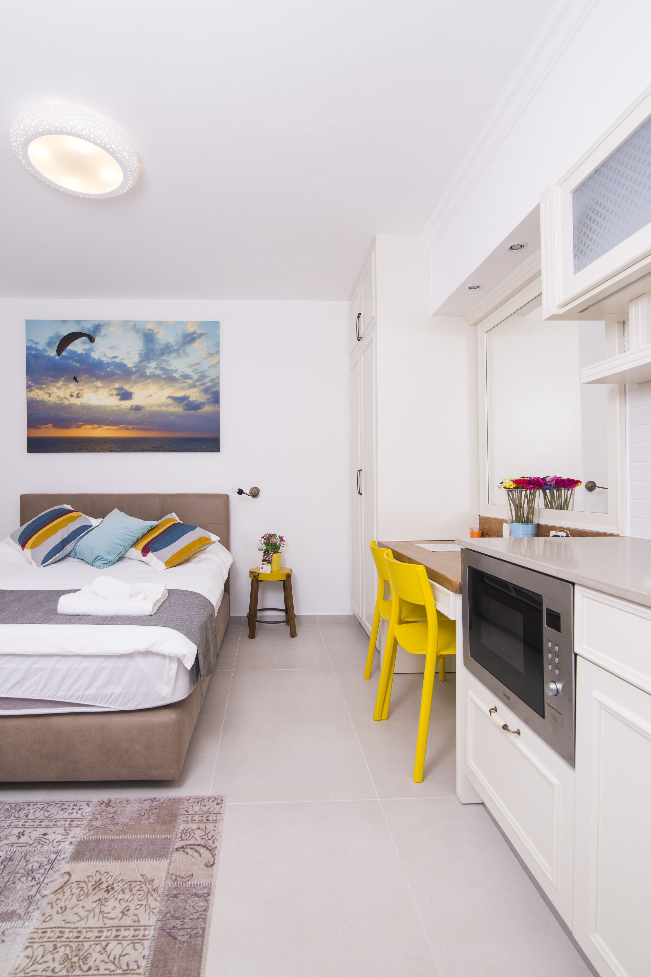 1 slaapkamer, een kluis op de kamer, een bureau, geluiddichte muren