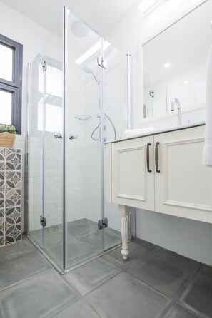 Ducha, artículos de higiene personal gratuitos y secador de pelo