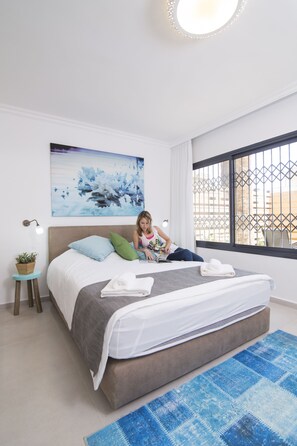 Suite estudio Deluxe, 1 cama Queen size, patio | 1 habitación, caja de seguridad en la habitación y escritorio 