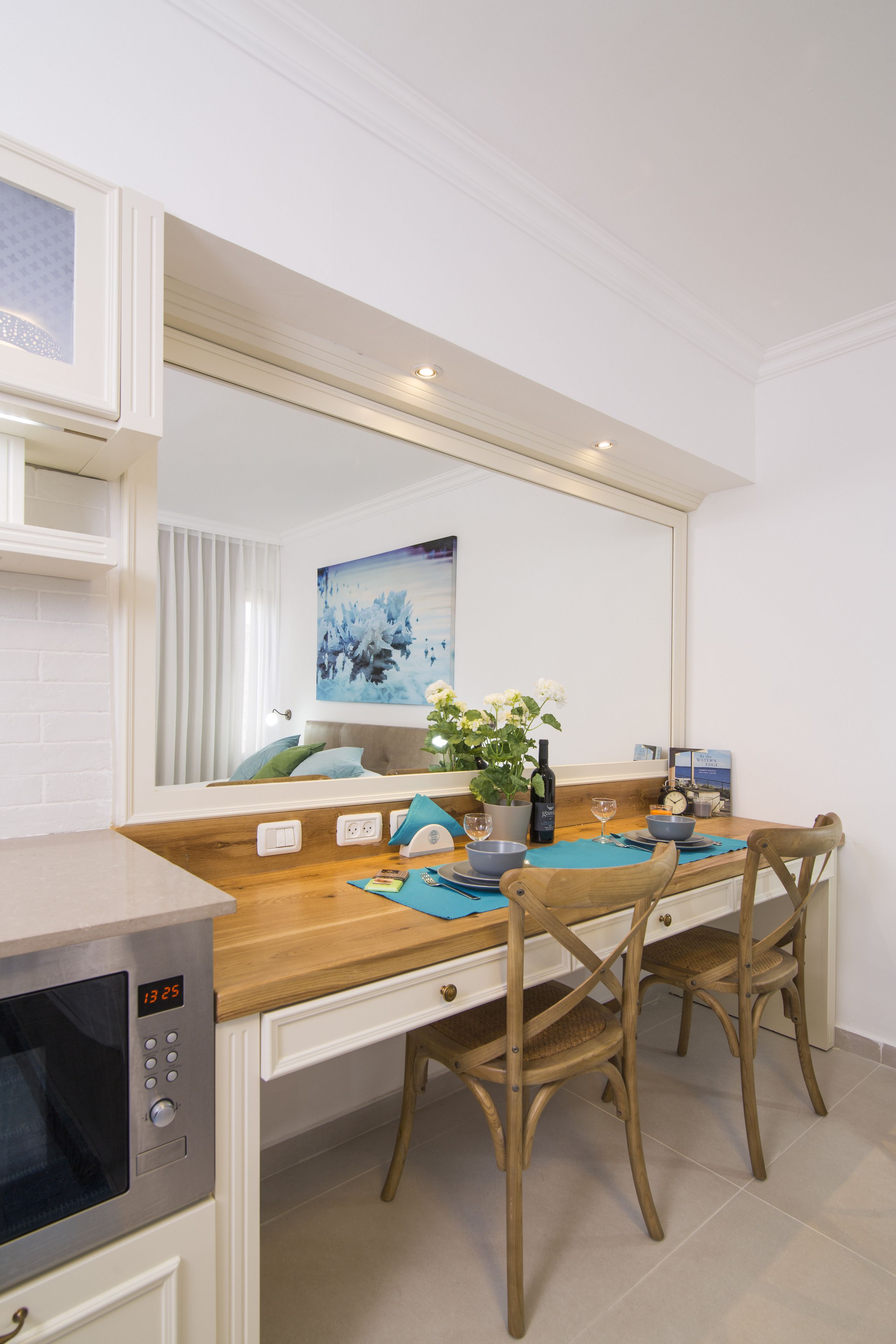 Suite estudio Deluxe, 1 cama de matrimonio, patio | Servicio de comidas en la habitación