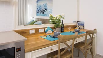 Deluxe Studio Suite, 1 Queen Bed, Patio | In-room dining