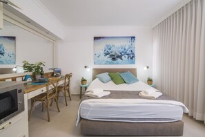 1 habitación, caja de seguridad en la habitación y escritorio 