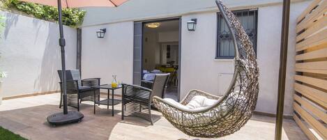 Deluxe Studio Suite, 1 Queen Bed, Patio