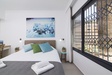 1 habitación, caja de seguridad en la habitación y escritorio