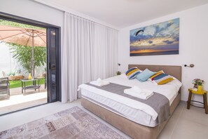 Suite estudio Deluxe, 1 cama Queen size, patio | 1 habitación, caja de seguridad en la habitación y escritorio 