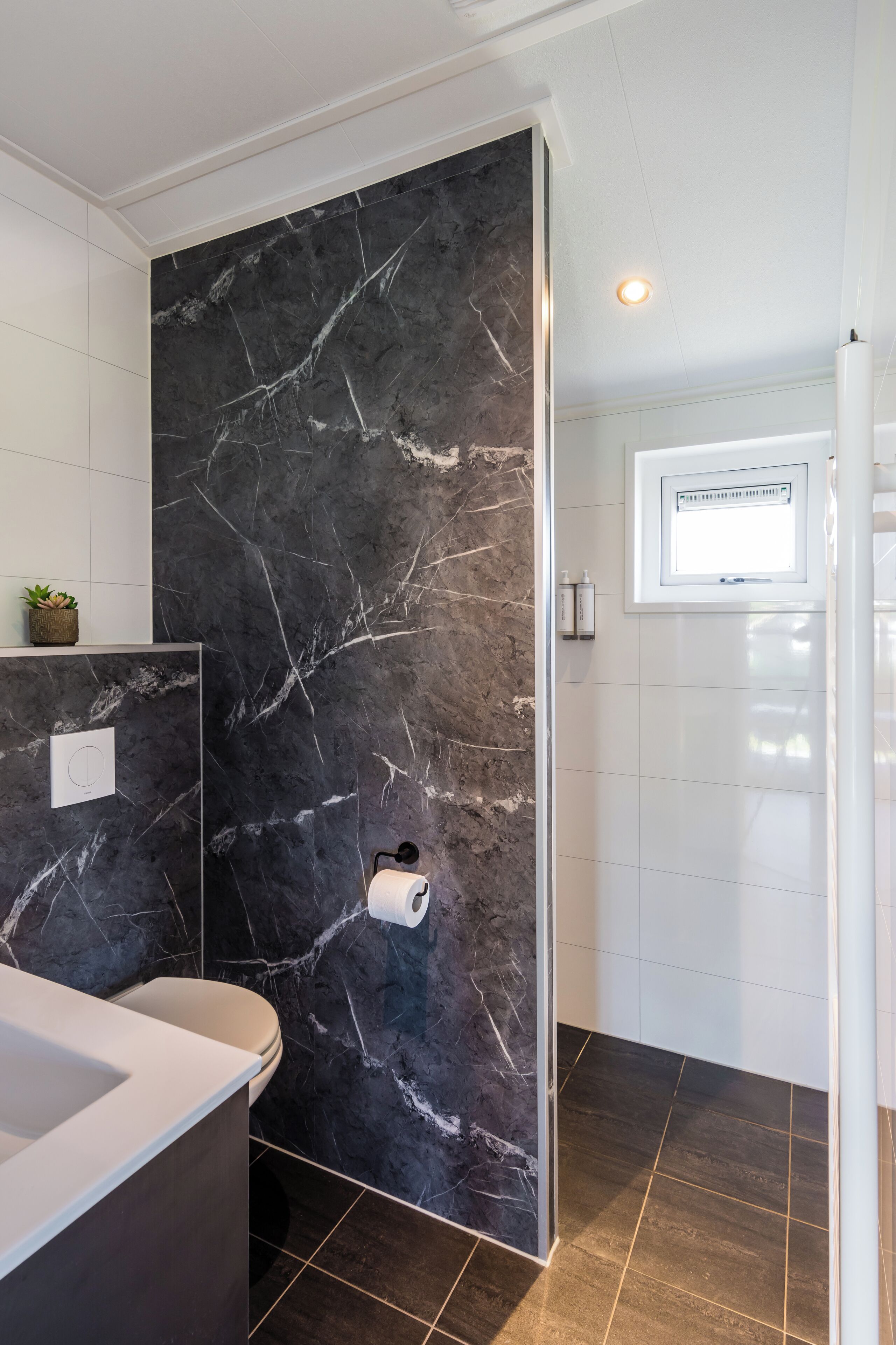 hotelstudio aan het water | bathroom | hair dryer, towels