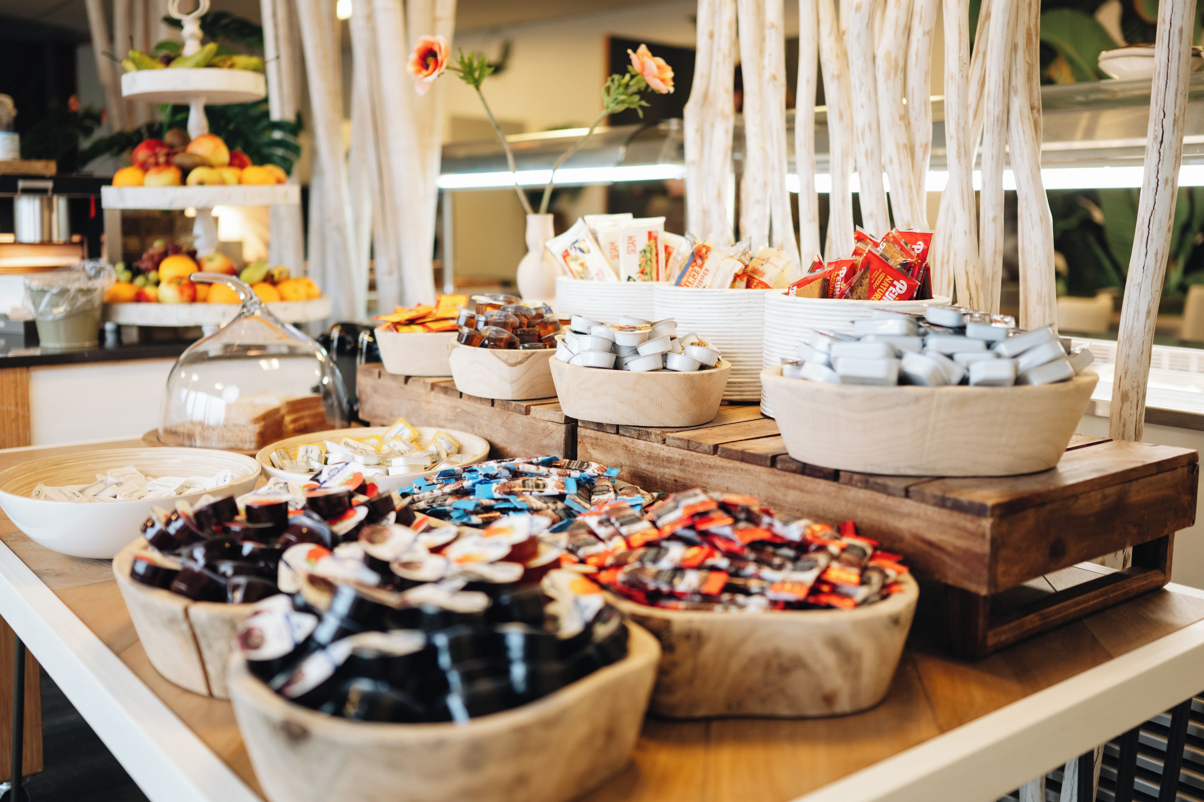 Una mesa de buffet con diversos alimentos y condimentos.