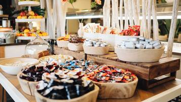 Una mesa de buffet con diversos alimentos y condimentos.