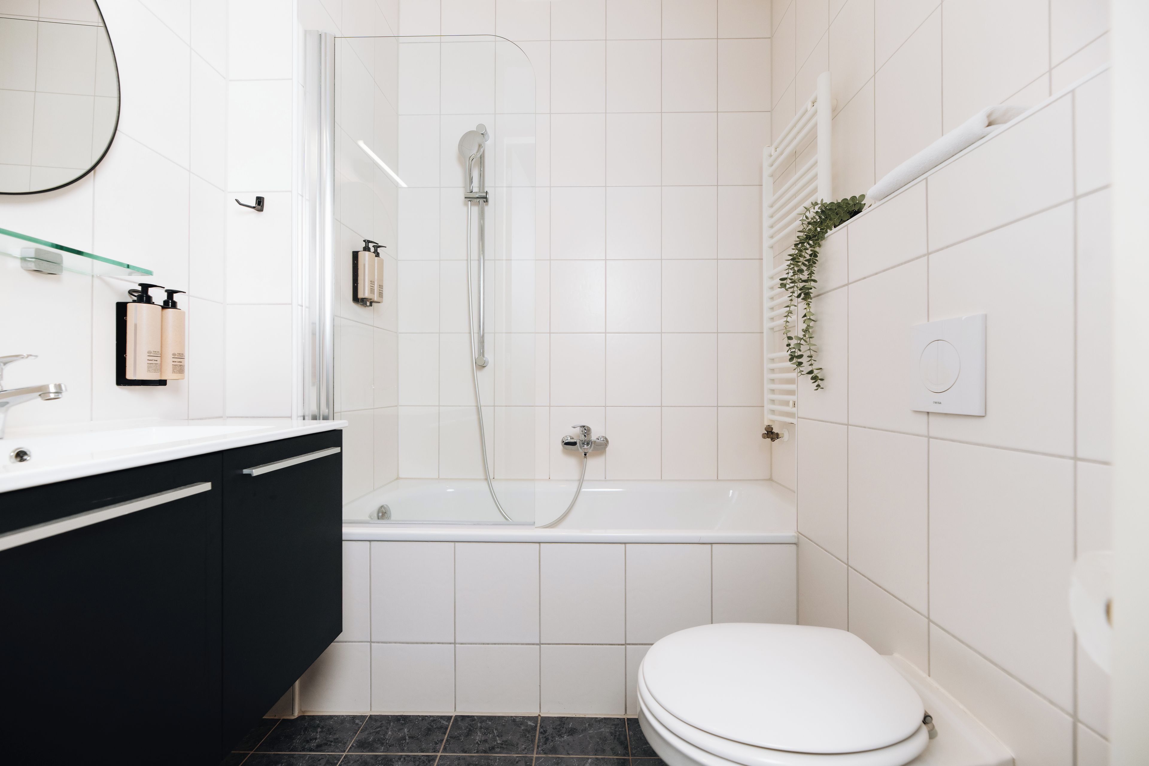 Un bagno moderno con una vasca da bagno, un water e un box doccia in vetro.