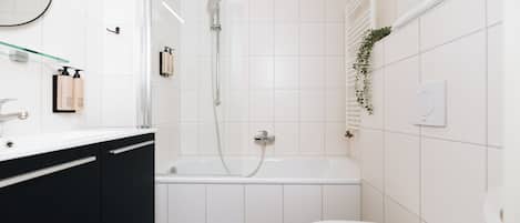 Un bagno moderno con una vasca da bagno, un water e un box doccia in vetro.