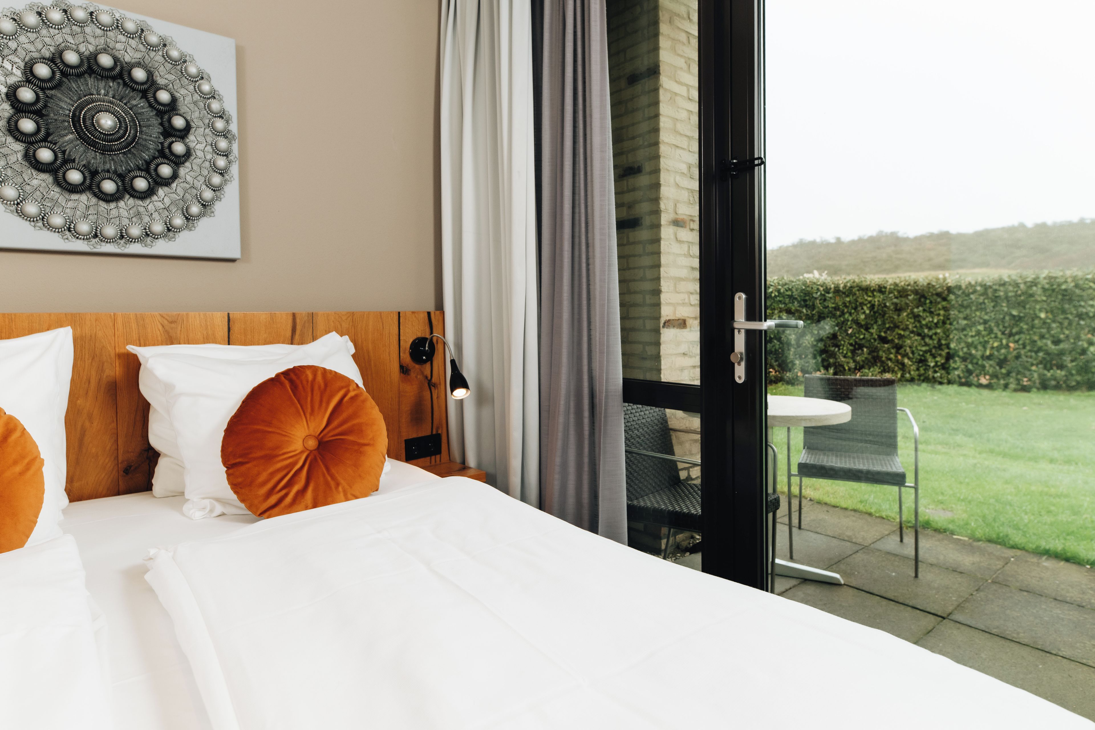 Une chambre d’hôtel avec un lit, une vue sur l’extérieur et un coin repas.