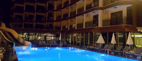 Indendørs pool, udendørs pool, parasoller, liggestole