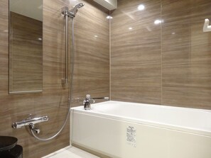 Separate tub and shower, free toiletries, hair dryer, slippers - The Wall Hotel (Osaka)