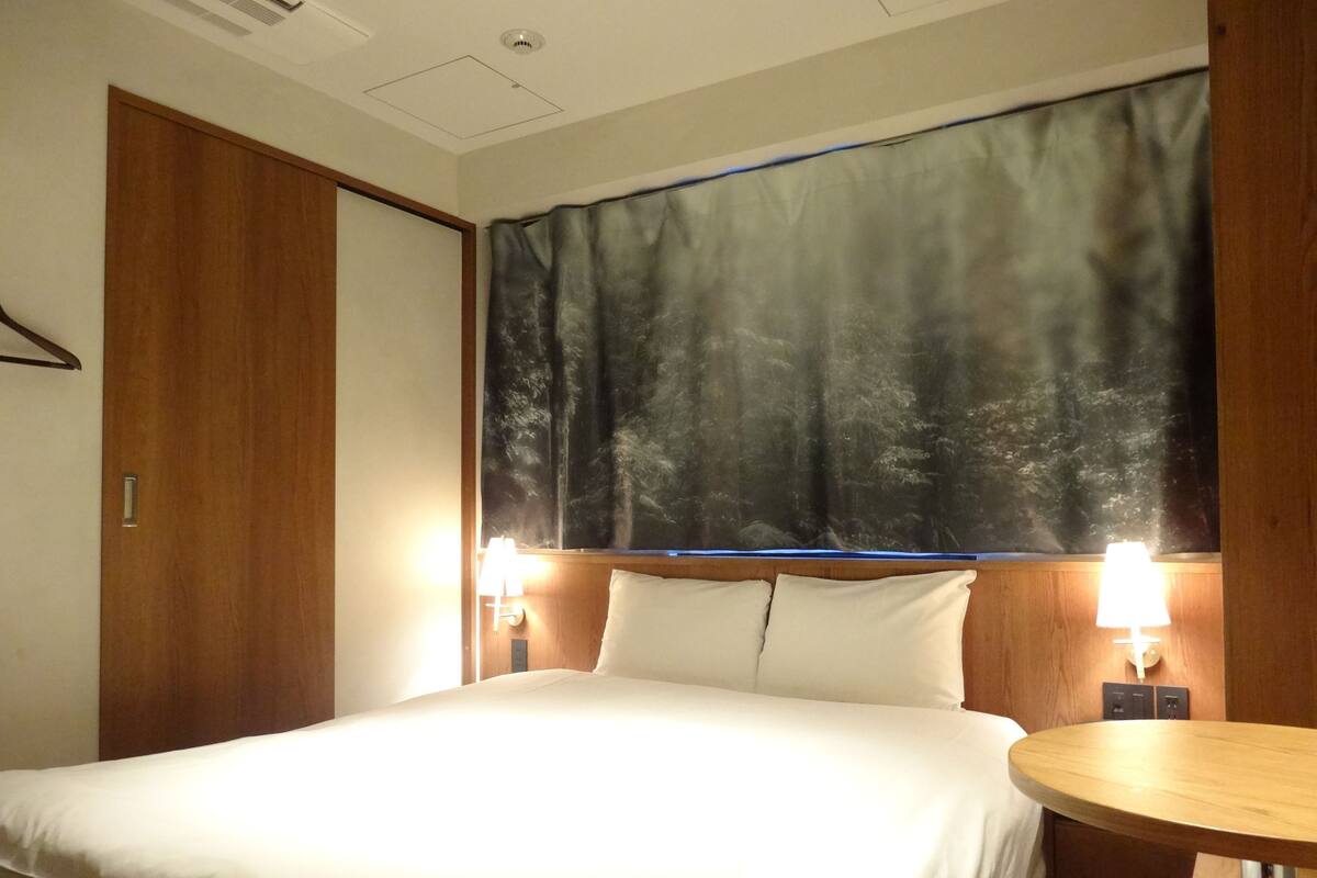 Desk, bed sheets