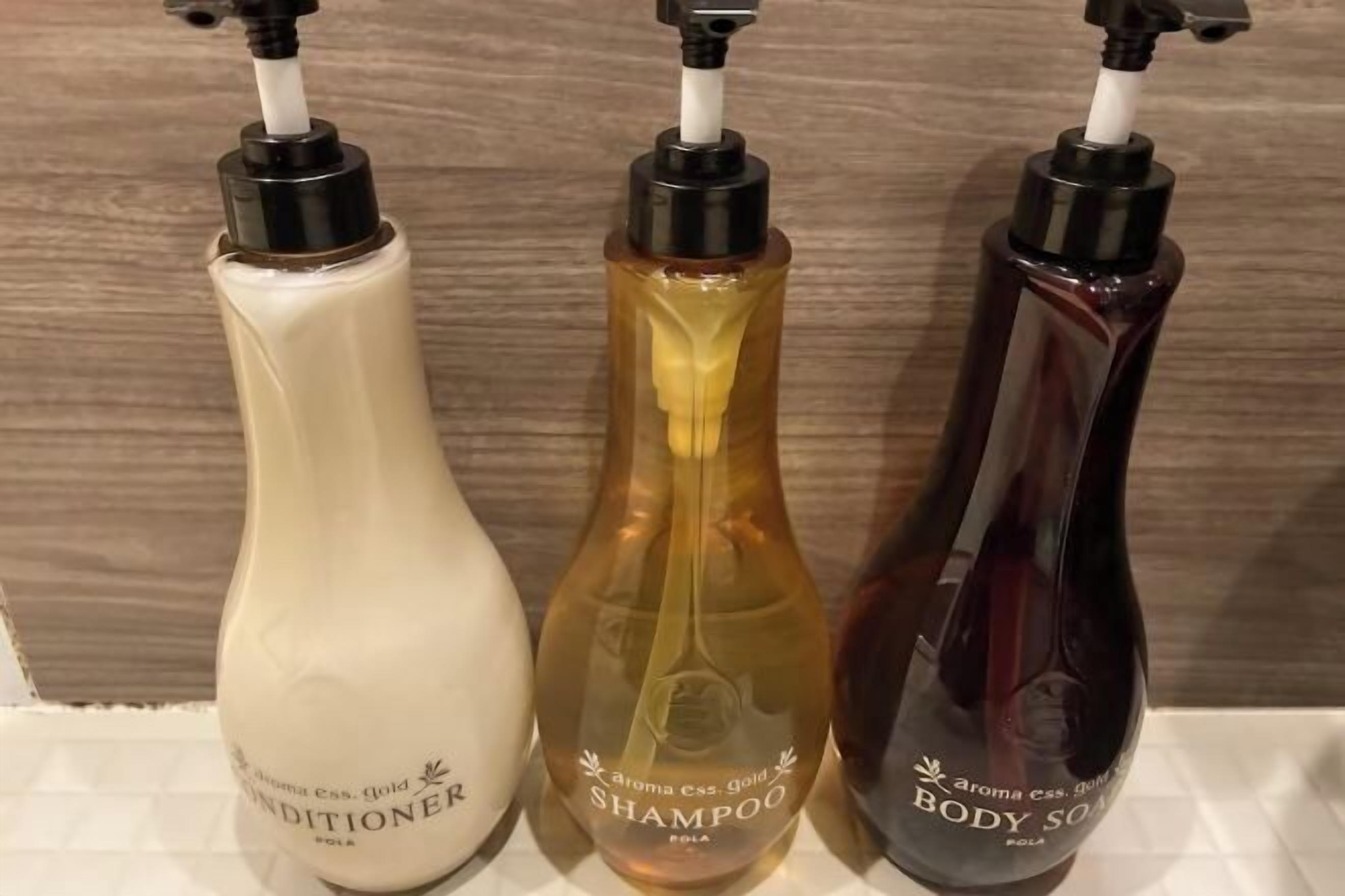 Separat badekar og dusj, toalettartikler (inkludert), hårføner og tøfler