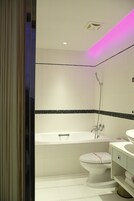 商务双人房 | 浴室 | 淋浴/盆浴组合、深泡浴缸、免费洗浴用品、吹风机