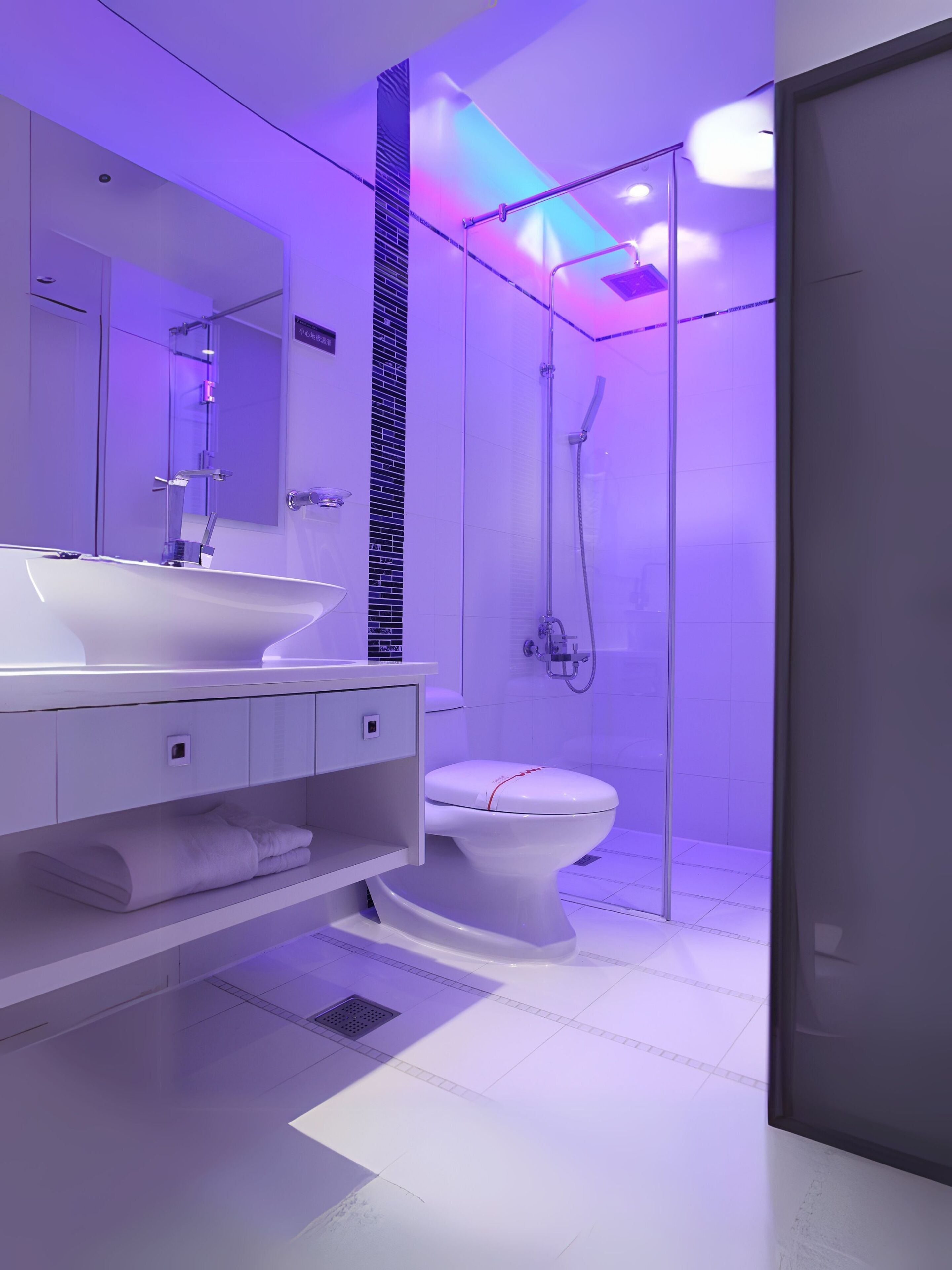 Combined shower/tub, deep soaking tub, free toiletries, hair dryer