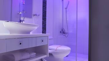 Combined shower/tub, deep soaking tub, free toiletries, hair dryer