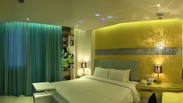 Articles gratuits dans le mini-bar, décoration personnalisée, bureau