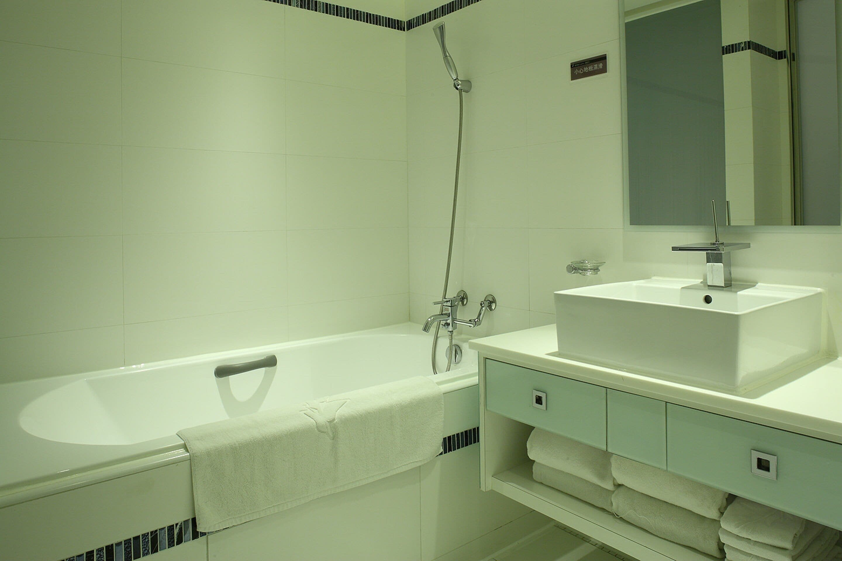elite quadruple room | bathroom | combined shower/bathtub, deep-soaking bathtub, free toiletries