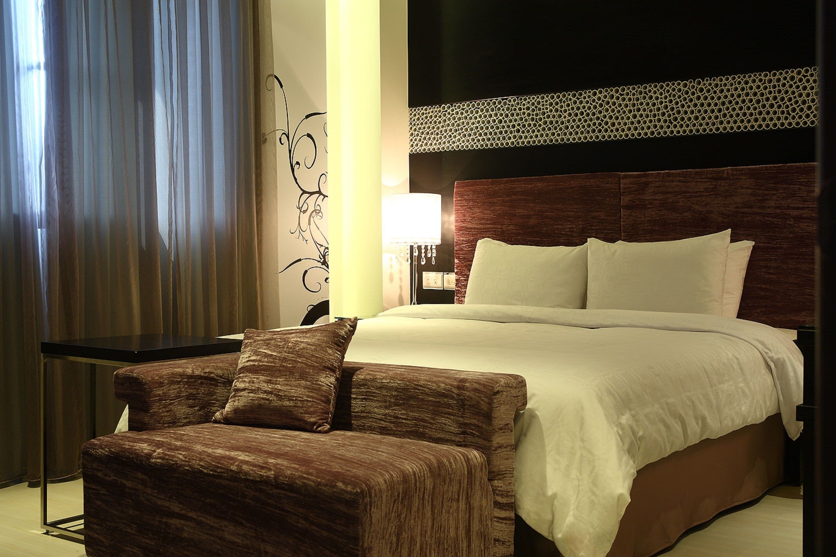 business double room | 1 bedroom, free minibar, individually decorated, desk