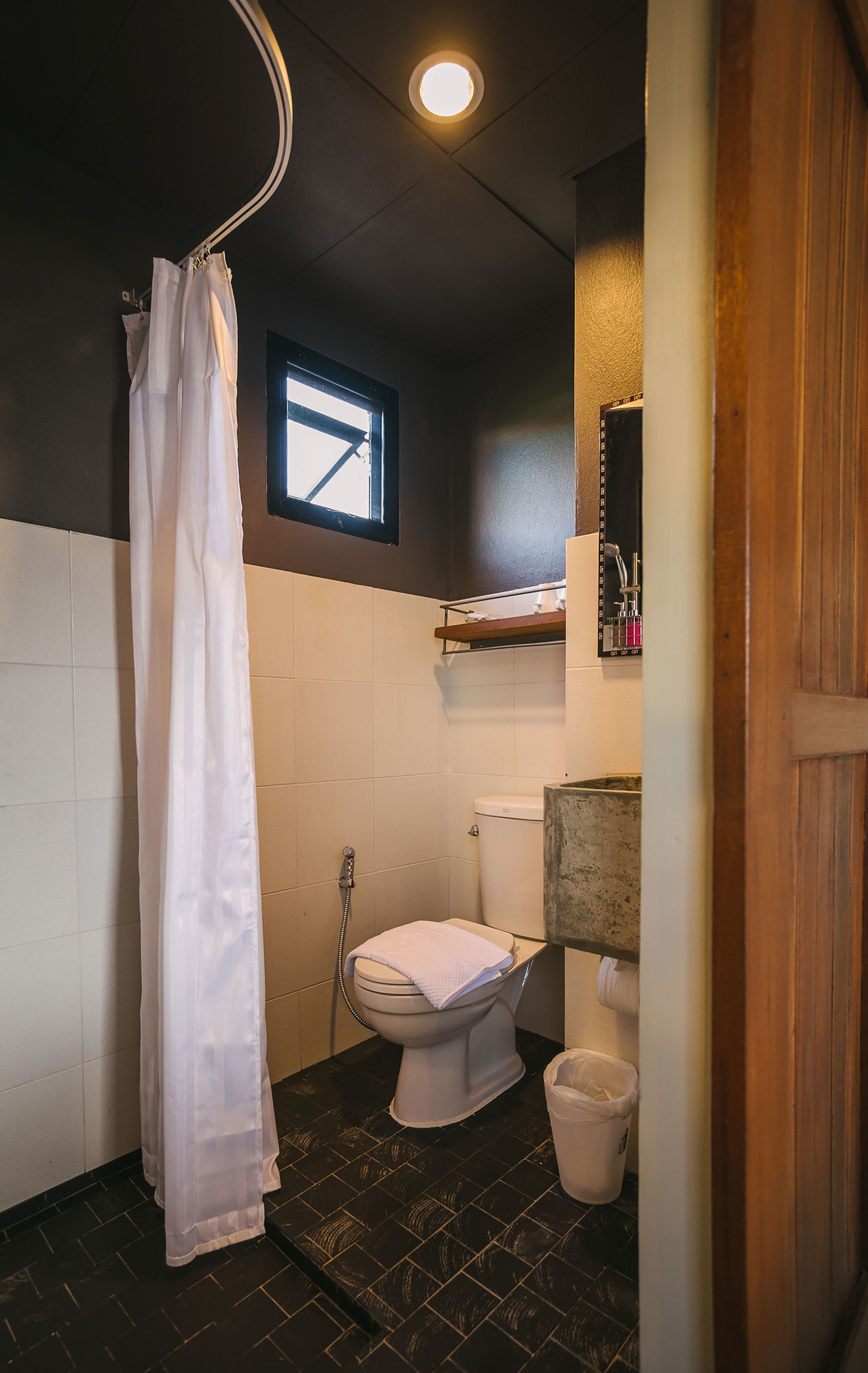standard double room, non smoking | bathroom | shower, free toiletries, hair dryer, towels