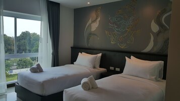 华丽双人房, 1 张特大床, 城市景观 | 客房内保险箱、办公桌、免费 WiFi