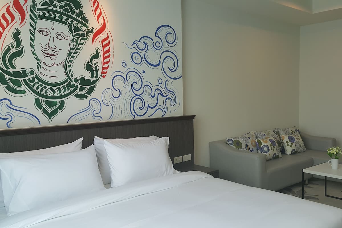 Junior Studio Suite, 1 King Bed, Garden View | In-room safe, desk, free WiFi