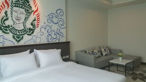 Junior Studio Suite, 1 Katil Raja (King), Garden View | Peti besi dalam bilik, meja, Wi-fi percuma 