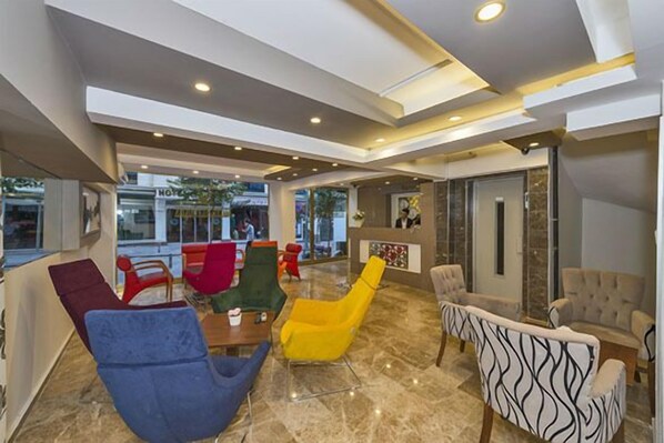 Lobby sitting area - Metrolux Hotel (Istanbul)