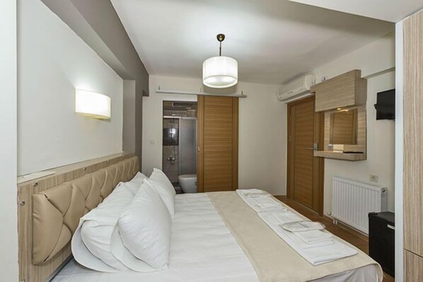 Premium bedding, minibar, free WiFi